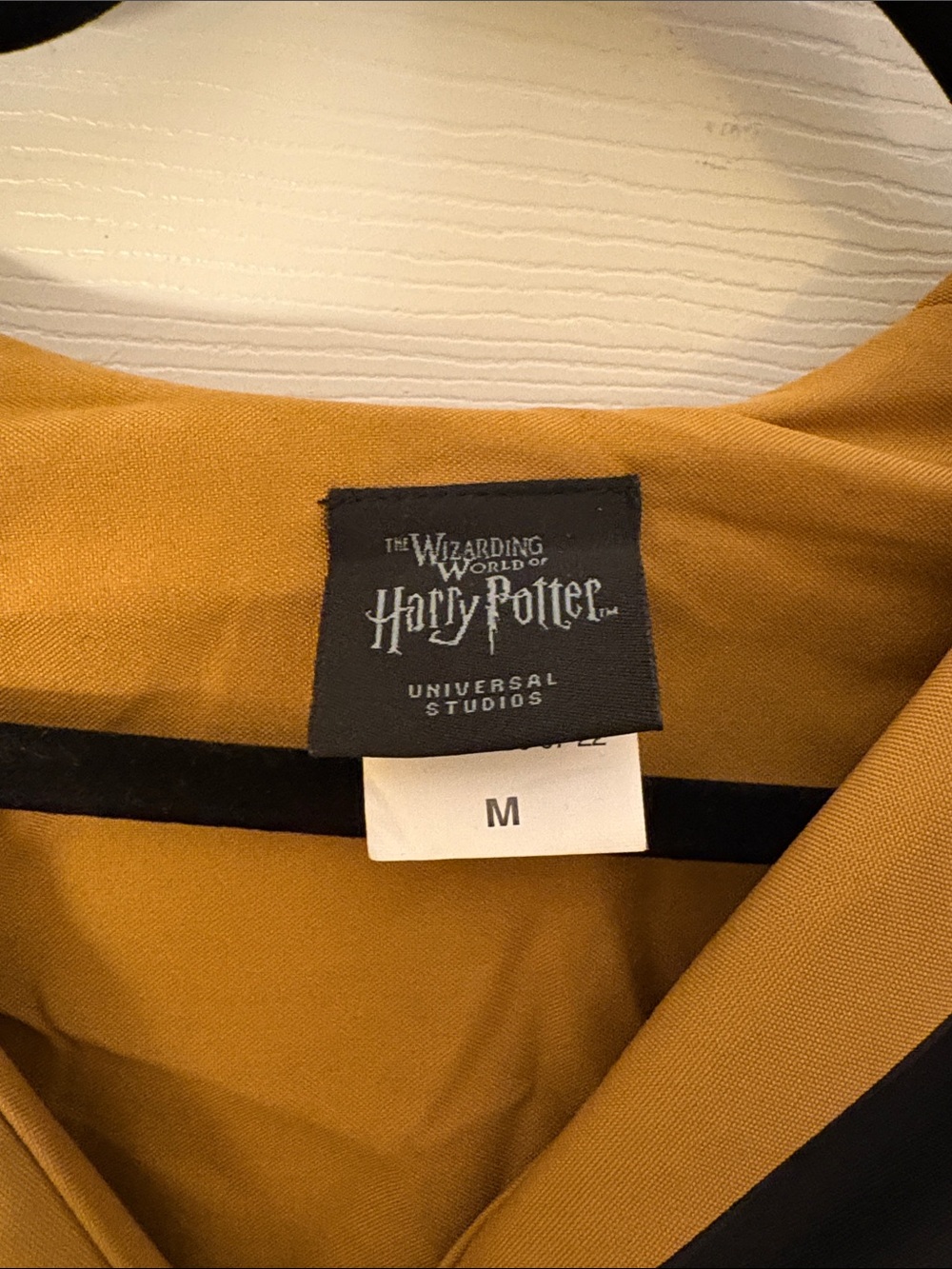 Universal Studios - Hufflepuff Robe - Picture 4 of 5